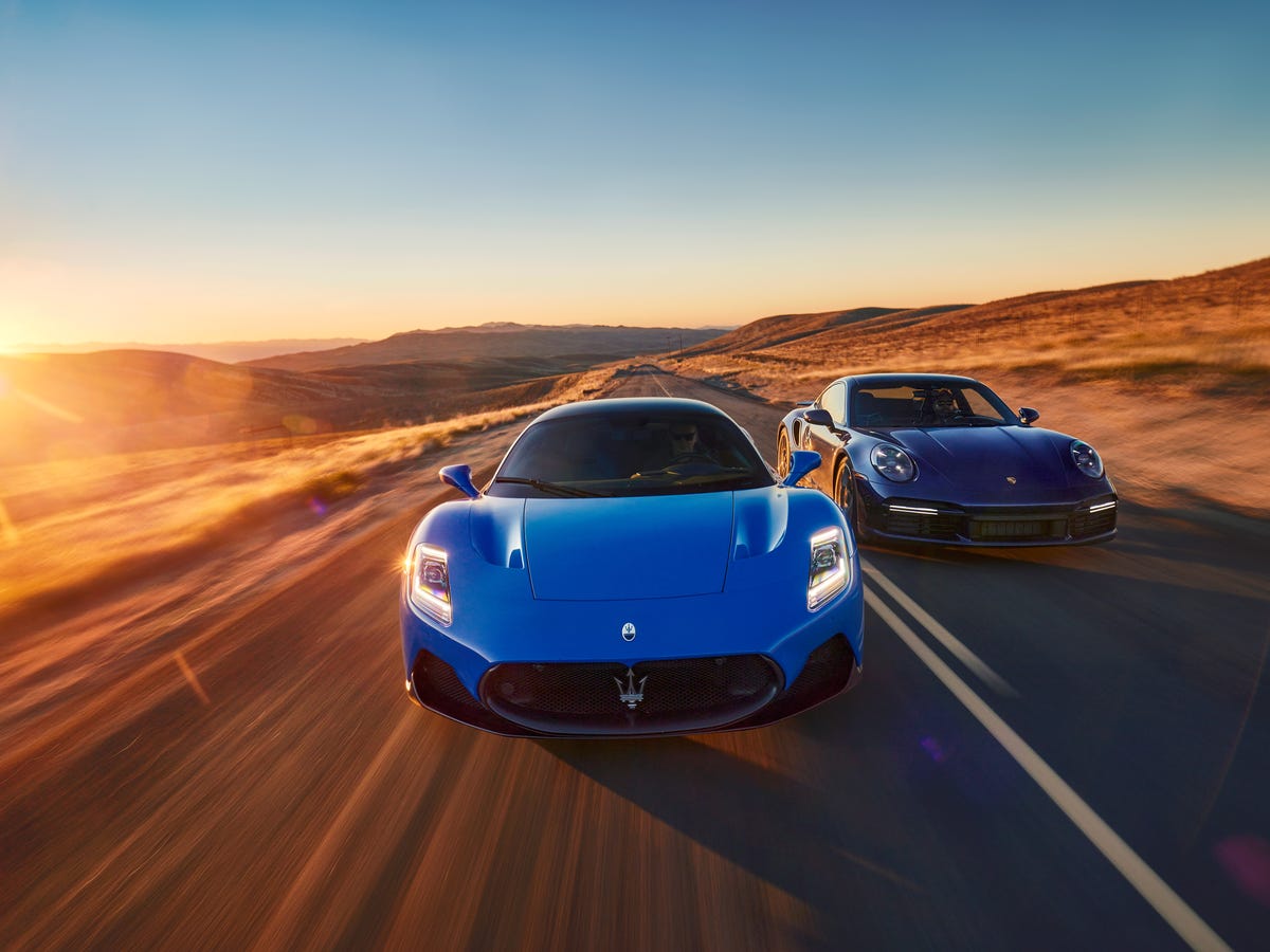 خودروسازی اروپا سردرگم سیاست یکی به نعل، یکی به میخ Test: 2022 Maserati MC20 vs. 2021 Porsche 911 Turbo S Lightweight