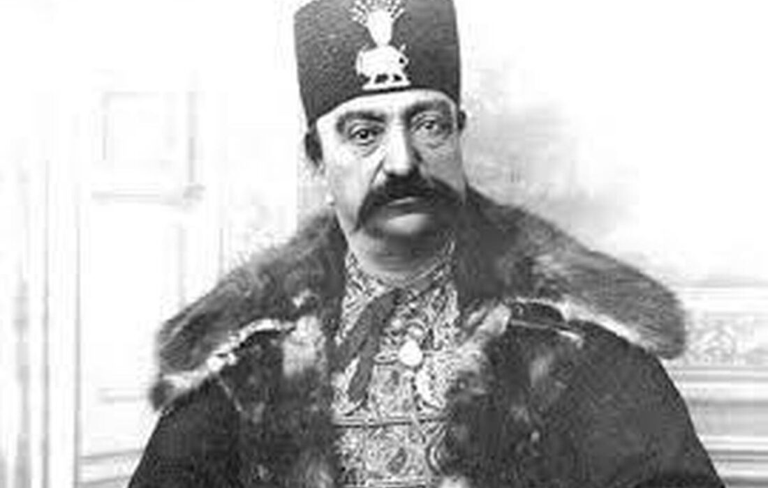 تصویری کمتر دیده شده از یک مراسم تاریخی در دربار پادشاه ایران +عکس