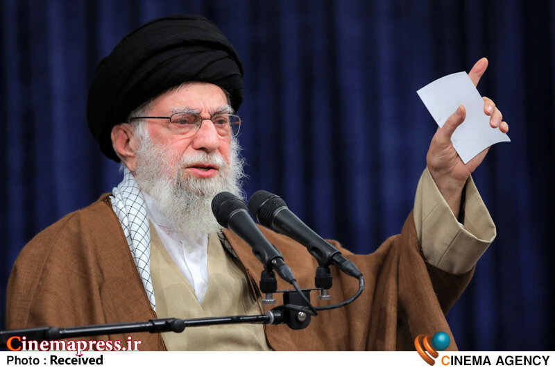 باید «دشمن» را «مأیوس» کرد/ «قدرت ملّی» بیش از آنکه به موشک و هواپیما ارتباط داشته باشد به «ارادهی ملّتها» و «ایستادگی ملّتها» ارتباط پیدا میکند