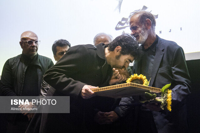 سخنان بهرام افشاری، شهاب حسینی و همایون اسعدیان در یادبود جواد گنجی، از جانباختگان اعتراضات دیماه سخنان بهرام افشاری، شهاب حسینی و همایون اسعدیان در یادبود جواد گنجی، از جانباختگان اعتراضات دیماه