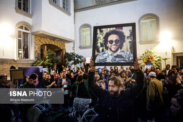 سخنان بهرام افشاری، شهاب حسینی و همایون اسعدیان در یادبود جواد گنجی، از جانباختگان اعتراضات دیماه سخنان بهرام افشاری، شهاب حسینی و همایون اسعدیان در یادبود جواد گنجی، از جانباختگان اعتراضات دیماه