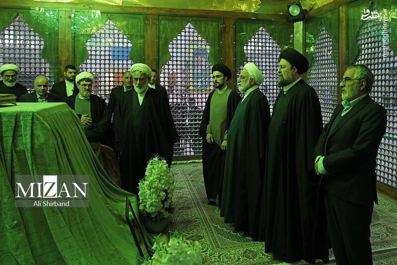 عکس/ حضور رئیس و مسئولان عالی قضایی در حرم امام خمینی(ره) عکس/ حضور رئیس و مسئولان عالی قضایی در حرم امام خمینی(ره)