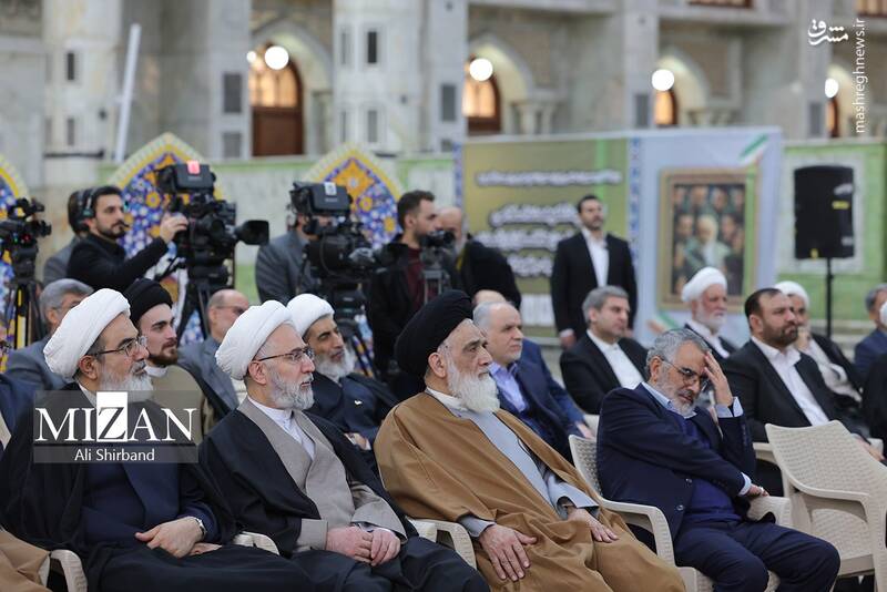 عکس/ حضور رئیس و مسئولان عالی قضایی در حرم امام خمینی(ره) عکس/ حضور رئیس و مسئولان عالی قضایی در حرم امام خمینی(ره)