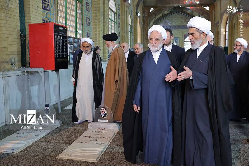 عکس/ حضور رئیس و مسئولان عالی قضایی در حرم امام خمینی(ره) عکس/ حضور رئیس و مسئولان عالی قضایی در حرم امام خمینی(ره)