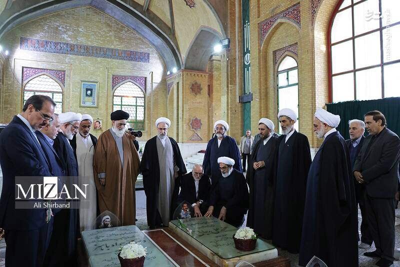 عکس/ حضور رئیس و مسئولان عالی قضایی در حرم امام خمینی(ره) عکس/ حضور رئیس و مسئولان عالی قضایی در حرم امام خمینی(ره)
