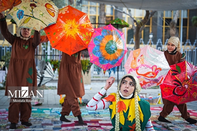 «غبار میمون» دارای پوستر رسمی شد آن سوی صحنههای تئاتر/نگاهی به پشت پرده چهل و چهارمین جشنواره تئاتر فجر