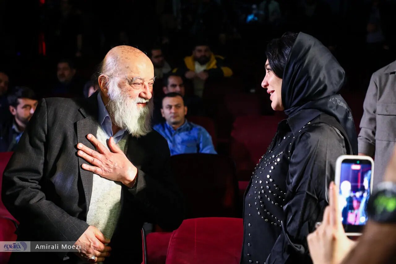 پاسخ بازیگر سوری حاضر در جشنواره فجر به منتقدان حجابش در ایران: هیچکس چیزی را بر من تحمیل نکرد بازیگر سوری در جشنواره فجر