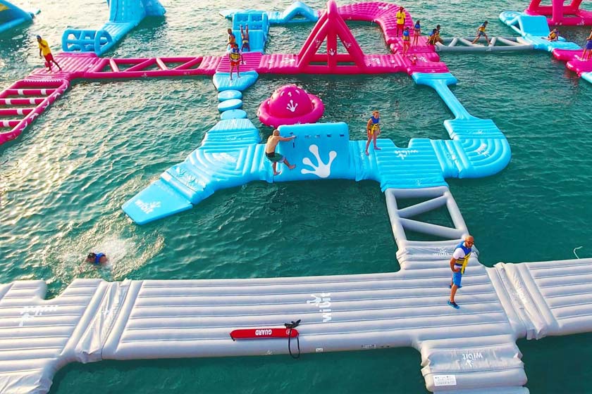 ۷ تا از محبوبترین تفریحات ساحلی دبی در نوروز ۱۴۰۵ که نباید از دست بدهید پارک بادی آکوافان در جیبیآر