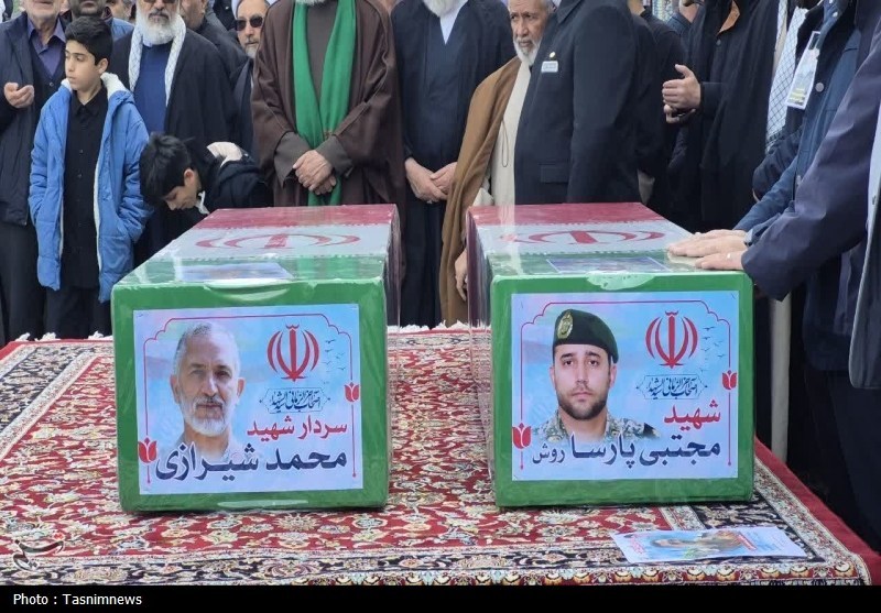 تشییع 2 شهید جنگ رمضان؛ پیکر سرلشکر شهید شیرازی در حرم رضوی آرام گرفت