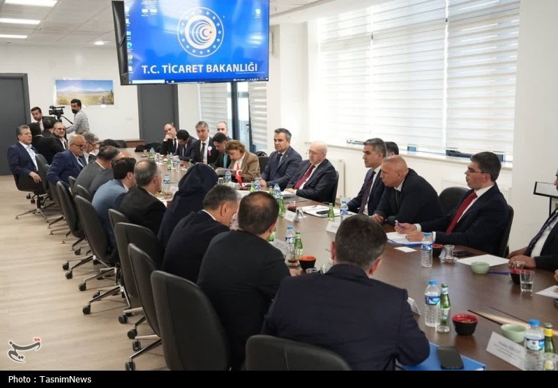 افزایش پذیرش روزانه کامیونهای ترانزیتی بین ایران و ترکیه افزایش پذیرش روزانه کامیونهای ترانزیتی بین ایران و ترکیه