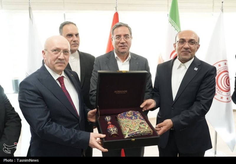 افزایش پذیرش روزانه کامیونهای ترانزیتی بین ایران و ترکیه افزایش پذیرش روزانه کامیونهای ترانزیتی بین ایران و ترکیه