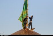 تعویض پرچم حرم رضوی در صبح میلاد ثامن الحجج(ع)