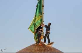 تعویض پرچم حرم رضوی در صبح میلاد ثامن الحجج(ع)