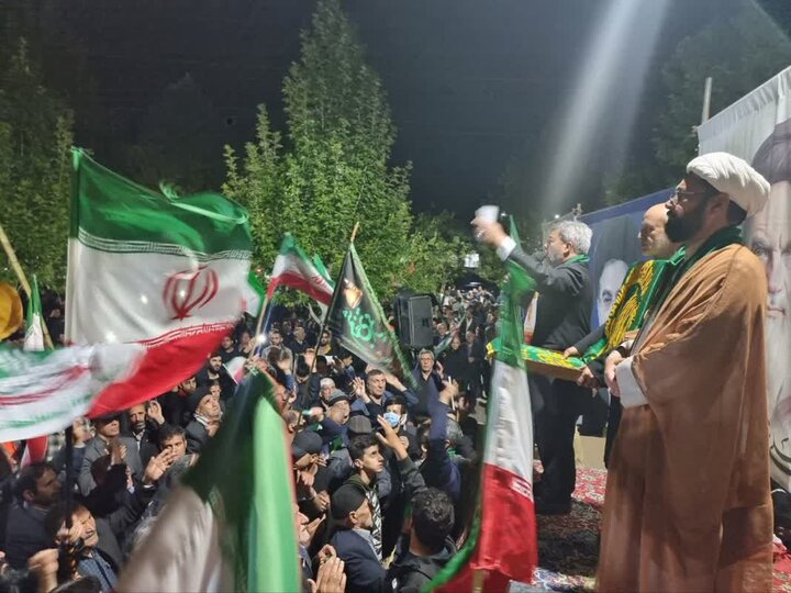 جشن زندگی در کنار حماسه مردمی؛ عروس و داماد در تجمع فاضلآباد