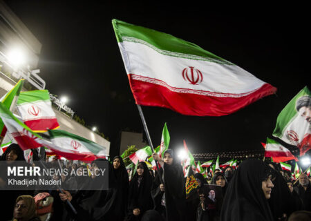 حضور مردم ایلام در خیابان زیر بارش باران