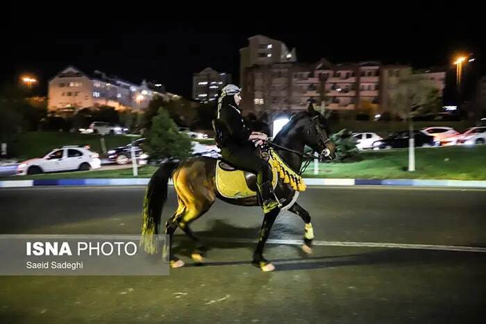 دختر تبریزی با اسب و تفنگ در تجمع شبانه حضور یافت+ عکس دختر تبریزی با اسب و تفنگ در تجمع شبانه حضور یافت+ عکس