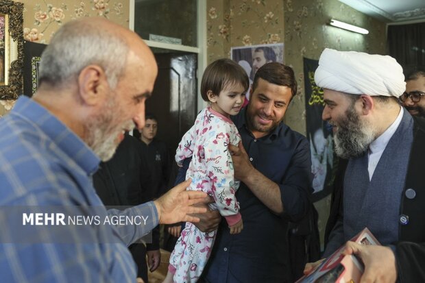 دیدار رئیس سازمان تبلیغات اسلامی با خانواده شهید احسان جنگروی دیدار رئیس سازمان تبلیغات اسلامی با خانواده شهید احسان جنگروی