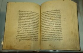 رونمایی از 2 نسخه خطی عیون اخبار الرضا با قدمت 500 سال در مشهد