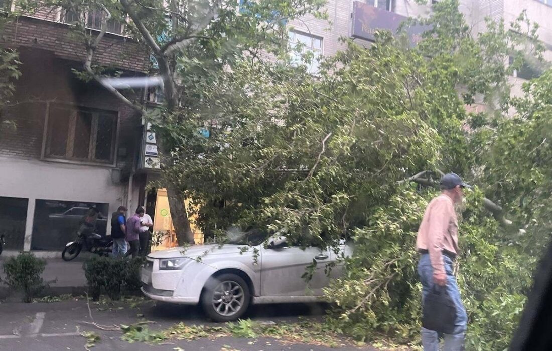 سرعت هولناک وزش باد در طوفان امروز تهران به ۹۰ کیلومتر بر ساعت رسید/ طوفان تا کی ادامه دارد؟