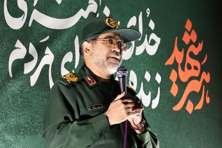 سپاه به پشتوانه مردم مقابل استکبار ایستادگی میکند