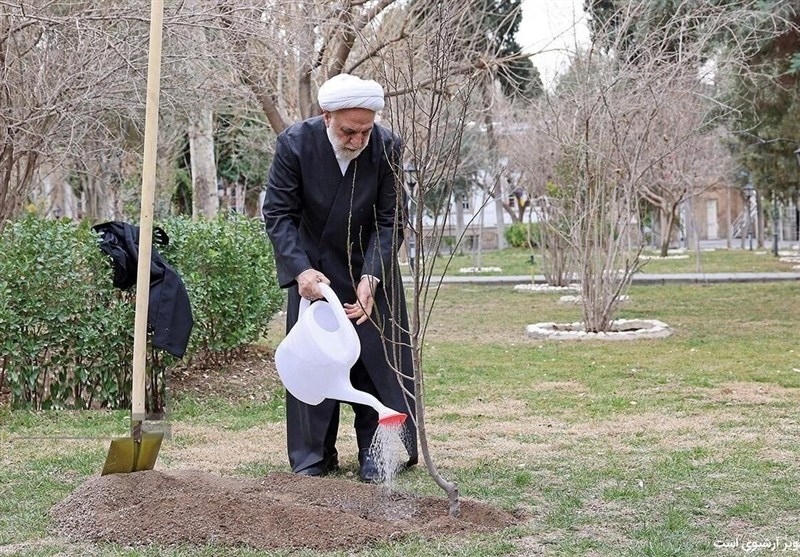 محسنی اژهای، یک اصله نهال غرس کرد