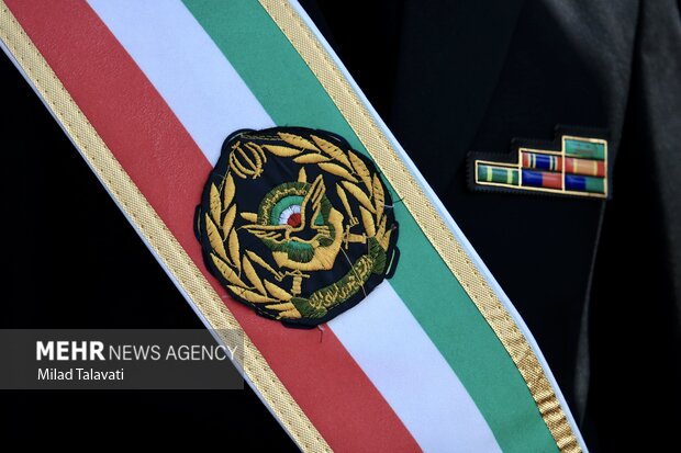 نقد و نگاهی به اندیشههای نظامی رهبر انقلاب نقد