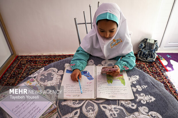 وقتی کلاس به خانهها رفت؛ روایت معلمی که فاصلهها را شکست وقتی کلاس به خانهها رفت؛ روایت معلمی که فاصلهها را شکست