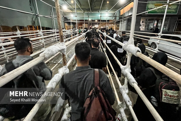 پایانه مرزی شلمچه به رغم بمباران دشمن به خدماترسانی ادامه میدهد