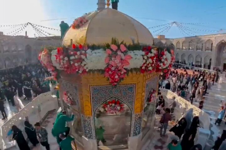 گل آرایی سقاخانه و پنجره فولاد حرم مطهر امام رضا(ع)