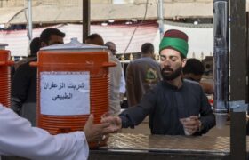ارائه خدمات متنوع موکب حرم حضرت عباس (ع)به زائران روز عرفه در کربلا