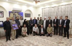 دیدار معاون فرهنگی دانشگاه آزاد با خانواده و مادر مکرم شهیدان پاکپور