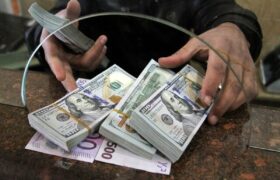 فروش دلار توسط شعب برخی بانکها / بانک مرکزی پس از شوک قیمتی به بازار دست به کار شد
