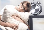 چرا بی دلیل ساعت ۴ صبح بیدار میشویم؟