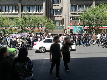 تجمع اعتراضی دانشآموزان مقابل وزارت آموزش و پرورش: در شرایط جنگی چگونه درس میخواندیم؟/ «حداقل تاثیر قطعی معدل را بردارید»