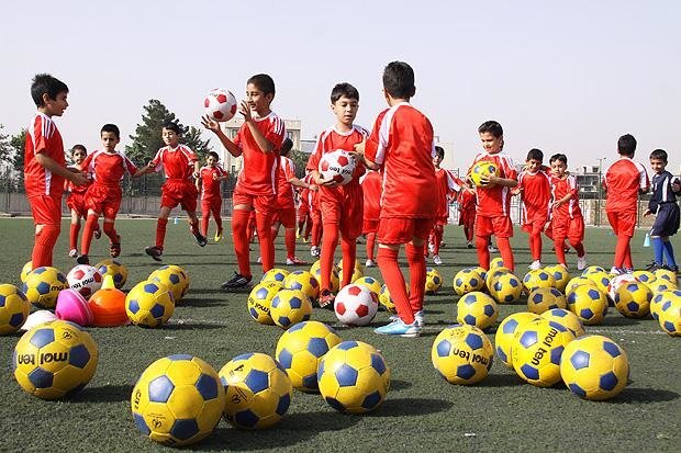 رشد قارچگونه مدارس فوتبال زنگ خطر برای فوتبال پایه در همدان رشد قارچگونه مدارس فوتبال زنگ خطر برای فوتبال پایه در همدان