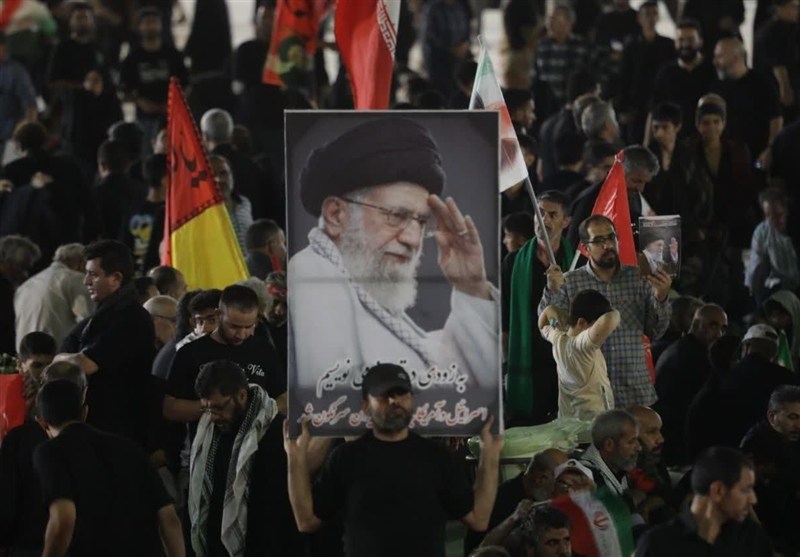 مسجد جمکران ساعاتی پیش از آغاز مراسم تشییع امام شهید مملو از جمعیت شد مسجد جمکران , اخبار قم , اخبار استان قم , بدرقه آقای شهید ایران , تشییع آیتاللهالعظمی سید علی خامنهای , شهید امام خامنه ای (ره) ,