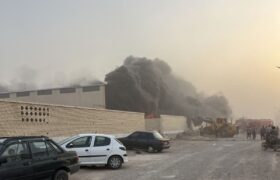 پایان ۴ ساعت عملیات نفسگیر برای مهار آتشسوزی واحد تولیدی آرانوبیدگل