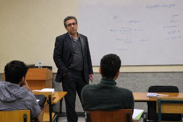 از انقلاب فرهنگی تا گزینشهای ایدئولوژیک؛ دانشگاههای ایران چرا از جهان علم عقب افتادند؟/ کسی که اوایل انقلاب استاد اخراج میکرد خودش بعدتر اخراج شد