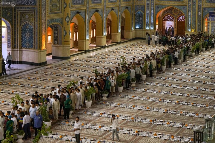 برپایی سفره کرامت ولادت حضرت رسول(ص) در حرم امیرالمومنین(ع) برپایی سفره اکرام ولادت حضرت رسول(ص) در حرم امیرالمومنین(ع)
