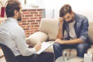 این جملهها را به فرد مضطرب نگویید؛ حالش را بدتر میکند