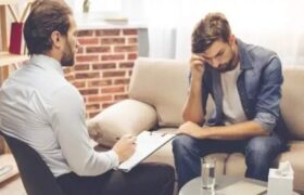 این جملهها را به فرد مضطرب نگویید؛ حالش را بدتر میکند