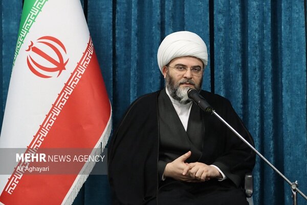 حجتالاسلام قمی: سینماگر عاشق مردم، رنج آنها را خرج جشنواره نمیکند