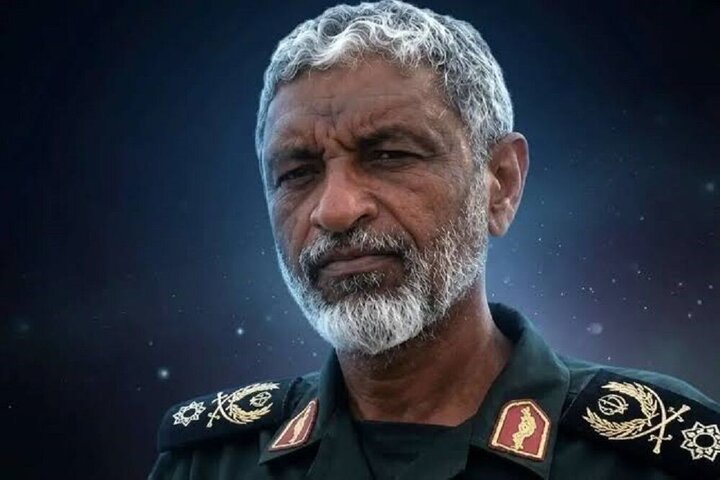 دریادار عظمایی: گلوی جهانخواران را رها نخواهیم کرد