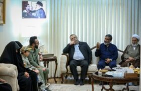 دیدار اعضای دفتر حفظ آثار رهبر شهید انقلاب با خانواده شهید تنگسیری