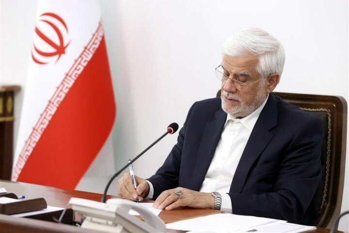 عارف: دولت از واگذاری امور دانشگاهها به دانشگاهیان استقبال میکند