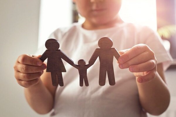 فرزندخوانده چه زمانی میتواند نام والدین واقعی خود را بداند؟