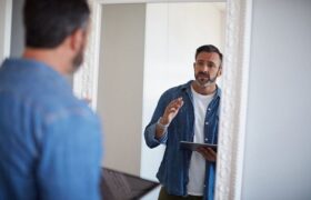 نحوه صحبت کردن با خودمان مهم است/ چطور با خودمان بهتر صحبت کنیم؟