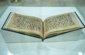 نمایش قرآن کریم منسوب به امیرالمومنین (ع) در نمایشگاه کتاب بغداد