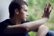 چرا با غریبهها راحتتر درددل میکنیم؟