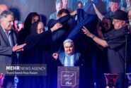 چلهنشینی اهالی هنر برای اکبر عبدی؛ رونمایی از تندیس مرد هزارچهره سینمای ایران در شبی ماندگار